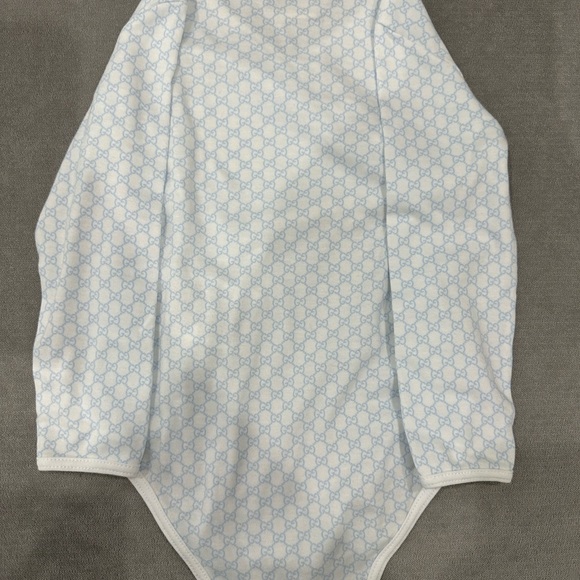 Kids Gucci 2 piece onesies with a bib - Picture 5 of 9